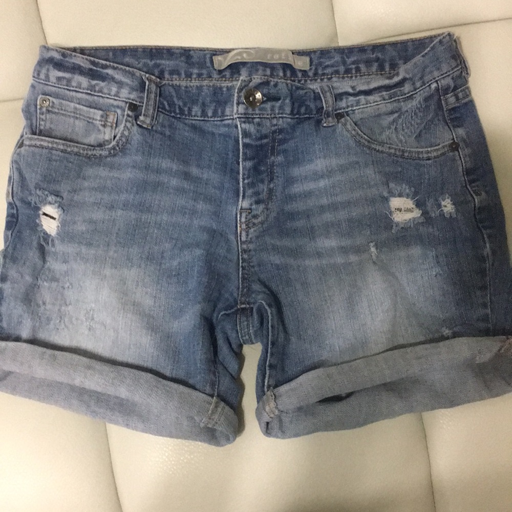 Refuge distresses jean shorts. Great condition.